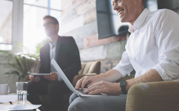 Dos personas sentadas